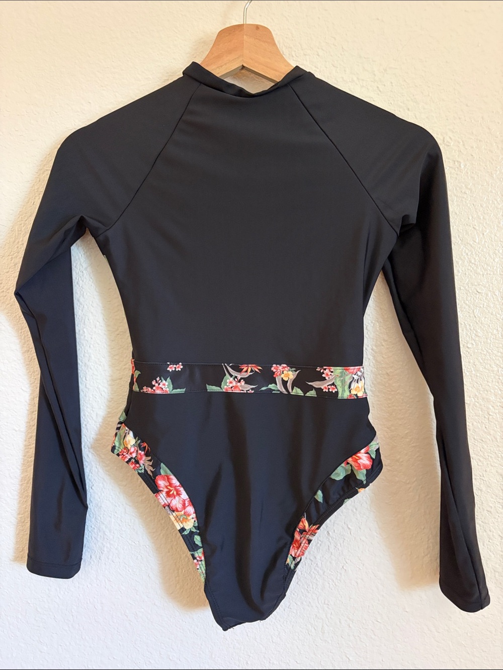 OP Black Long-Sleeve One-Piece Swimsuit Surf suit Tropical floral pattern - Picture 4 of 4